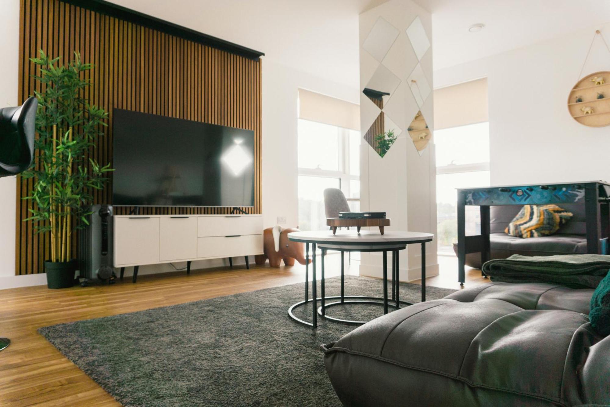 Manchester'S Luxurious 2-Bed Haven With Balcony - Canal Views & Proximity To Manchester United Exterior photo