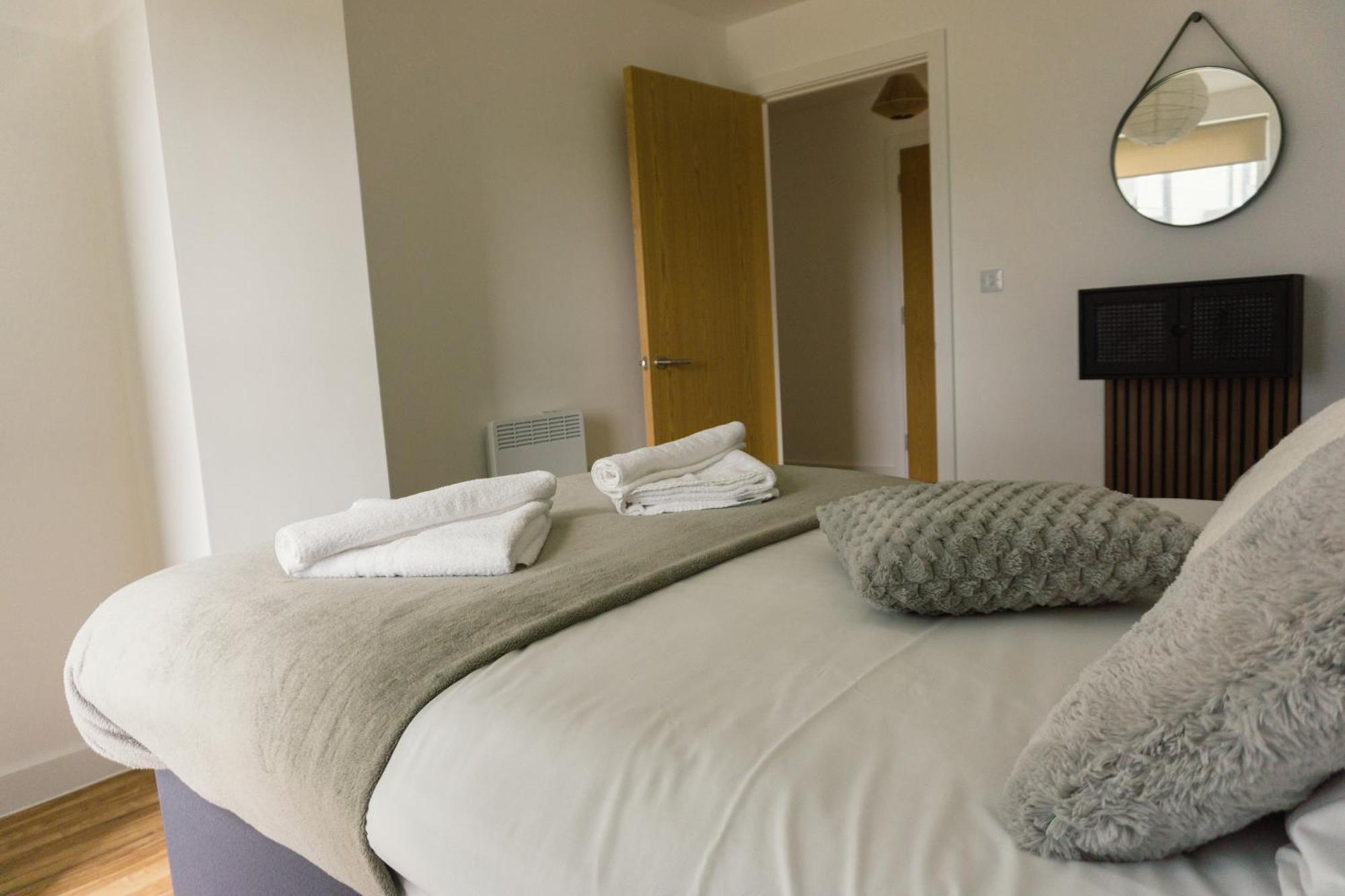 Manchester'S Luxurious 2-Bed Haven With Balcony - Canal Views & Proximity To Manchester United Exterior photo