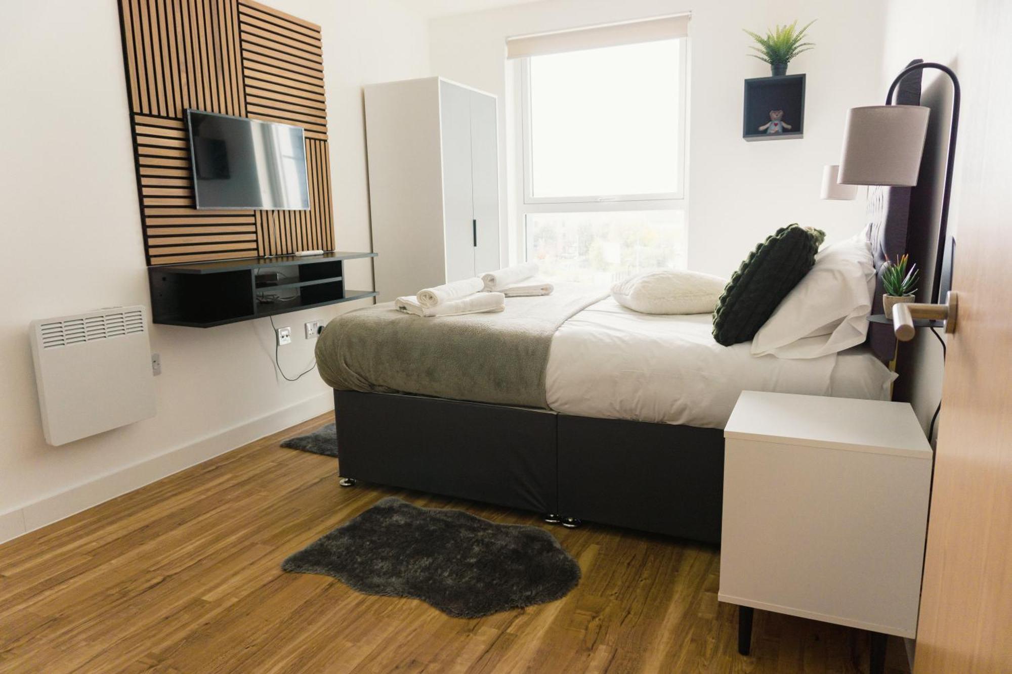 Manchester'S Luxurious 2-Bed Haven With Balcony - Canal Views & Proximity To Manchester United Exterior photo