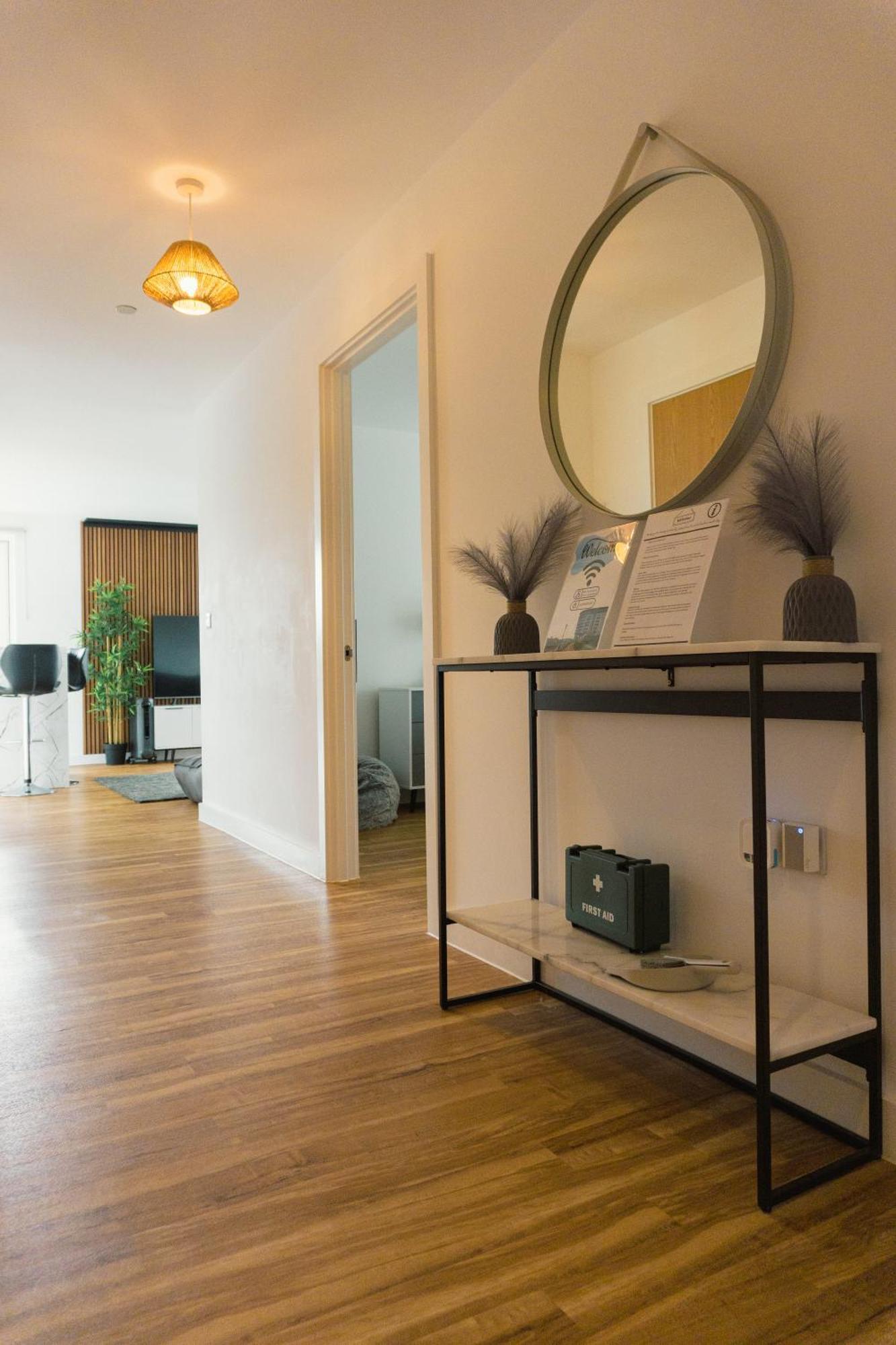 Manchester'S Luxurious 2-Bed Haven With Balcony - Canal Views & Proximity To Manchester United Exterior photo