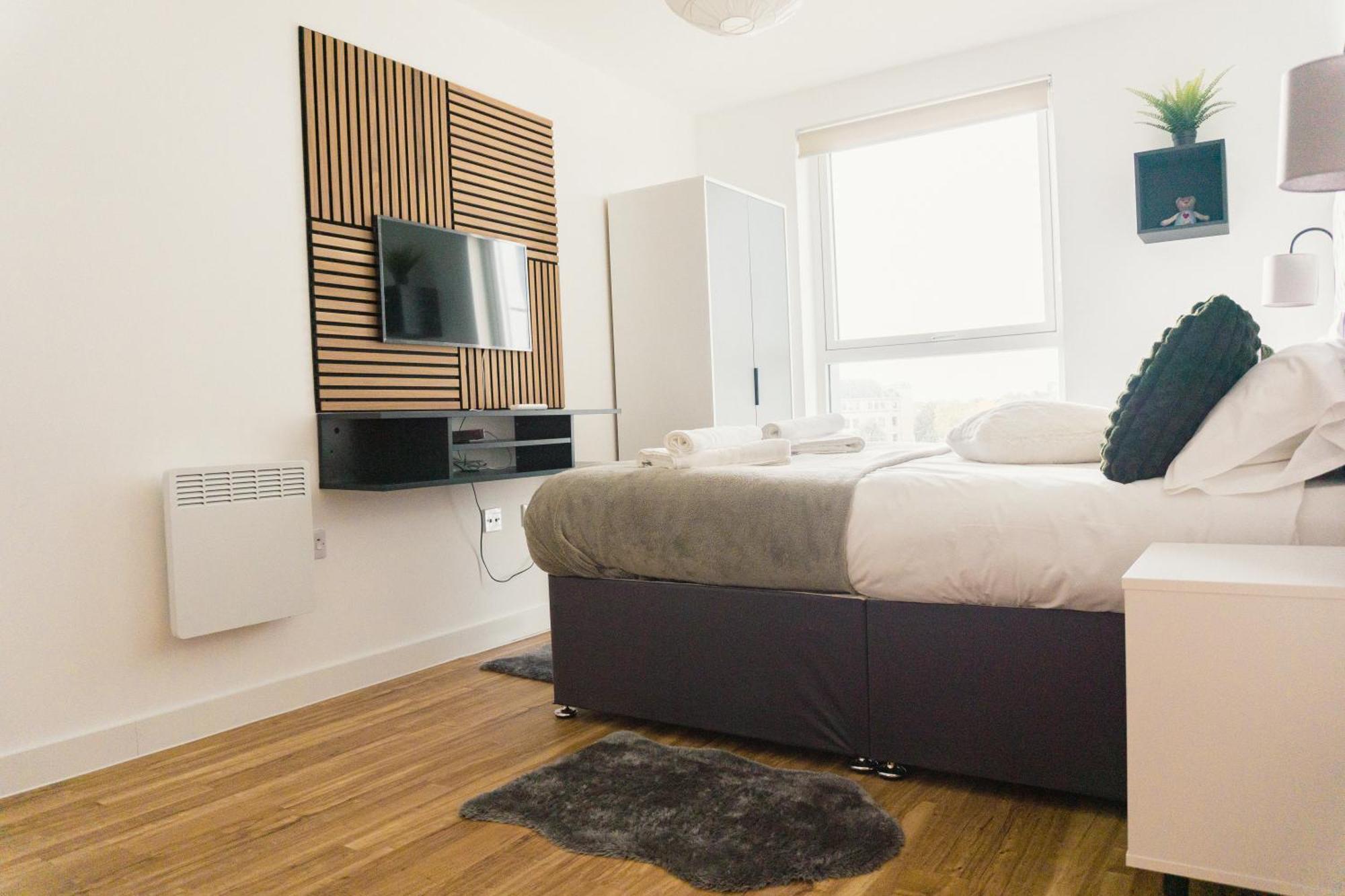 Manchester'S Luxurious 2-Bed Haven With Balcony - Canal Views & Proximity To Manchester United Exterior photo